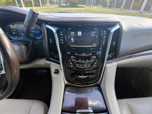 Used 2016 Cadillac Escalade Luxury AWD/4WD image 9