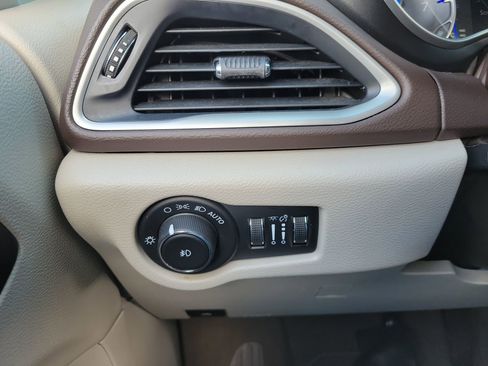 Used 2020 Chrysler Pacifica Touring w/ Tire & Wheel Group image 26