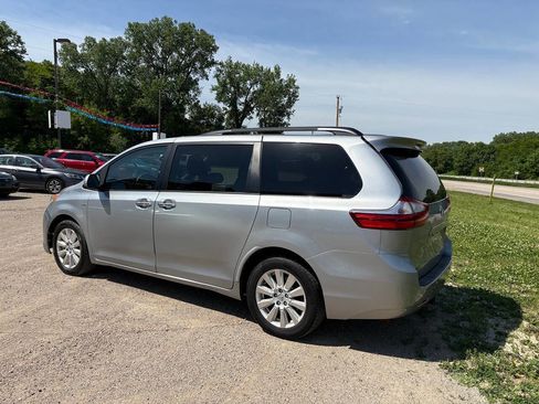 Used 2017 Toyota Sienna XLE Premium AWD/4WD image 11