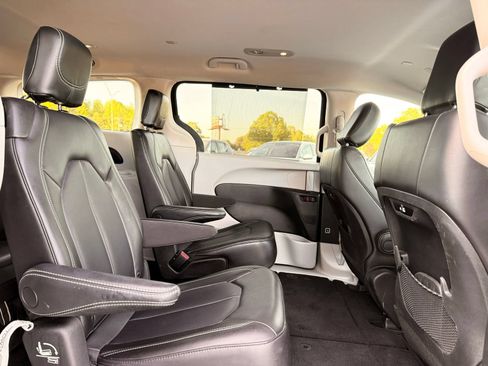 Used 2023 Chrysler Pacifica Touring-L FWD image 26
