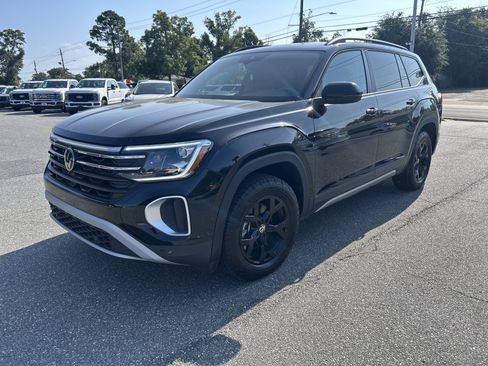 Used 2024 Volkswagen Atlas Peak Edition SE AWD/4WD image 3