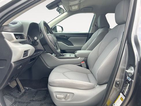 Used 2023 Toyota Highlander L FWD image 7