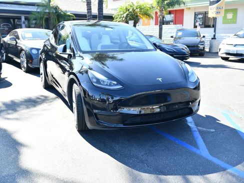 Used 2024 Tesla Model Y Long Range AWD/4WD image 1