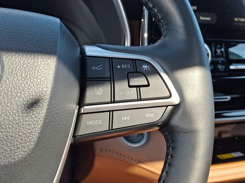 Certified 2024 Toyota Highlander Platinum AWD/4WD image 19