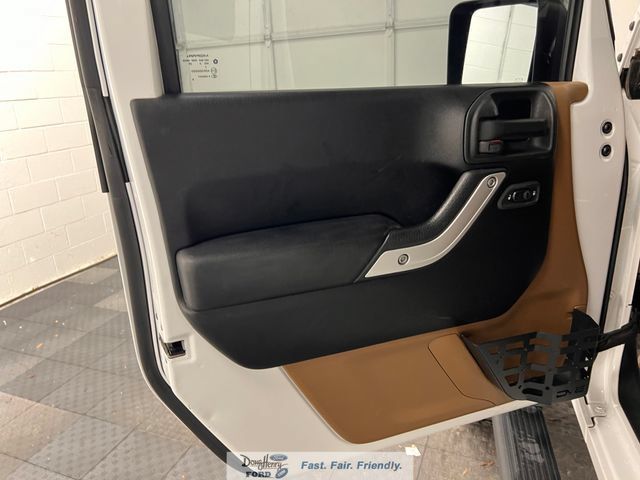 Used 2014 Jeep Wrangler Unlimited Sahara w/ Dual Top Group AWD/4WD image 23