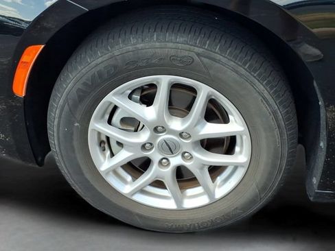 Used 2024 Chrysler Pacifica Touring-L FWD image 16
