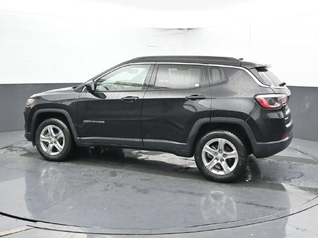 Used 2024 Jeep Compass Latitude w/ Altitude Special Edition AWD/4WD image 9
