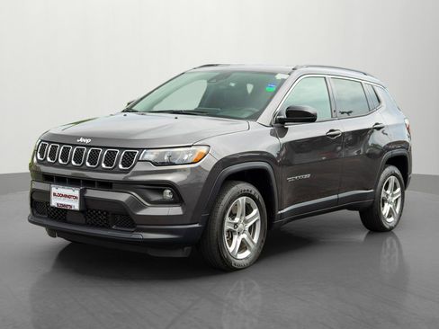 Used 2023 Jeep Compass Latitude w/ Convenience Group AWD/4WD image 3