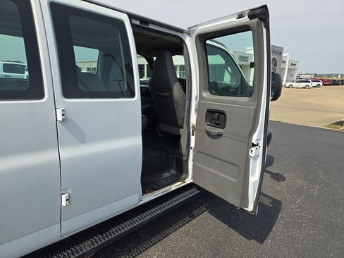 Used 2017 Chevrolet Express 2500 Extended image 5