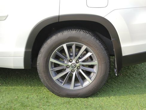 Used 2017 Toyota Highlander XLE image 26