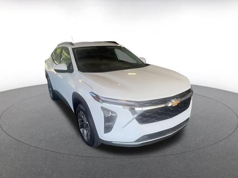 Used 2025 Chevrolet Trax LT w/ LT Convenience Package FWD image 6