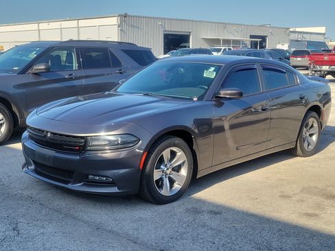 Used 2016 Dodge Charger SXT RWD image 3