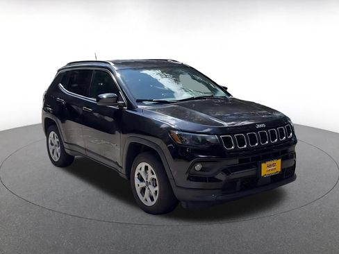 Used 2025 Jeep Compass Latitude AWD/4WD image 3