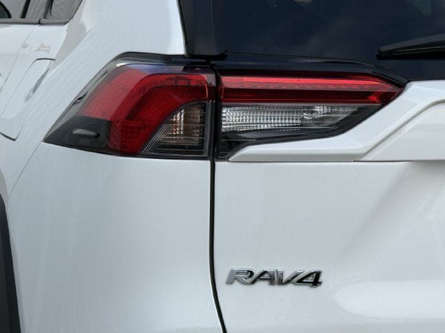 Used 2019 Toyota RAV4 XLE Premium w/ Cold Weather Package AWD/4WD image 4