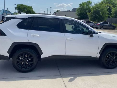 Used 2022 Toyota RAV4 LE FWD image 9
