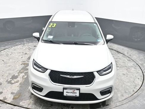 Used 2023 Chrysler Pacifica Touring-L image 26