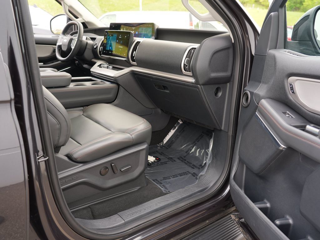 Used 2025 Ford Expedition Active AWD/4WD image 32