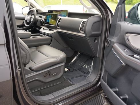 Used 2025 Ford Expedition Active AWD/4WD image 32