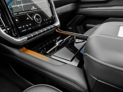 Used 2025 GMC Yukon Denali w/ Sun & Power Step Package image 52