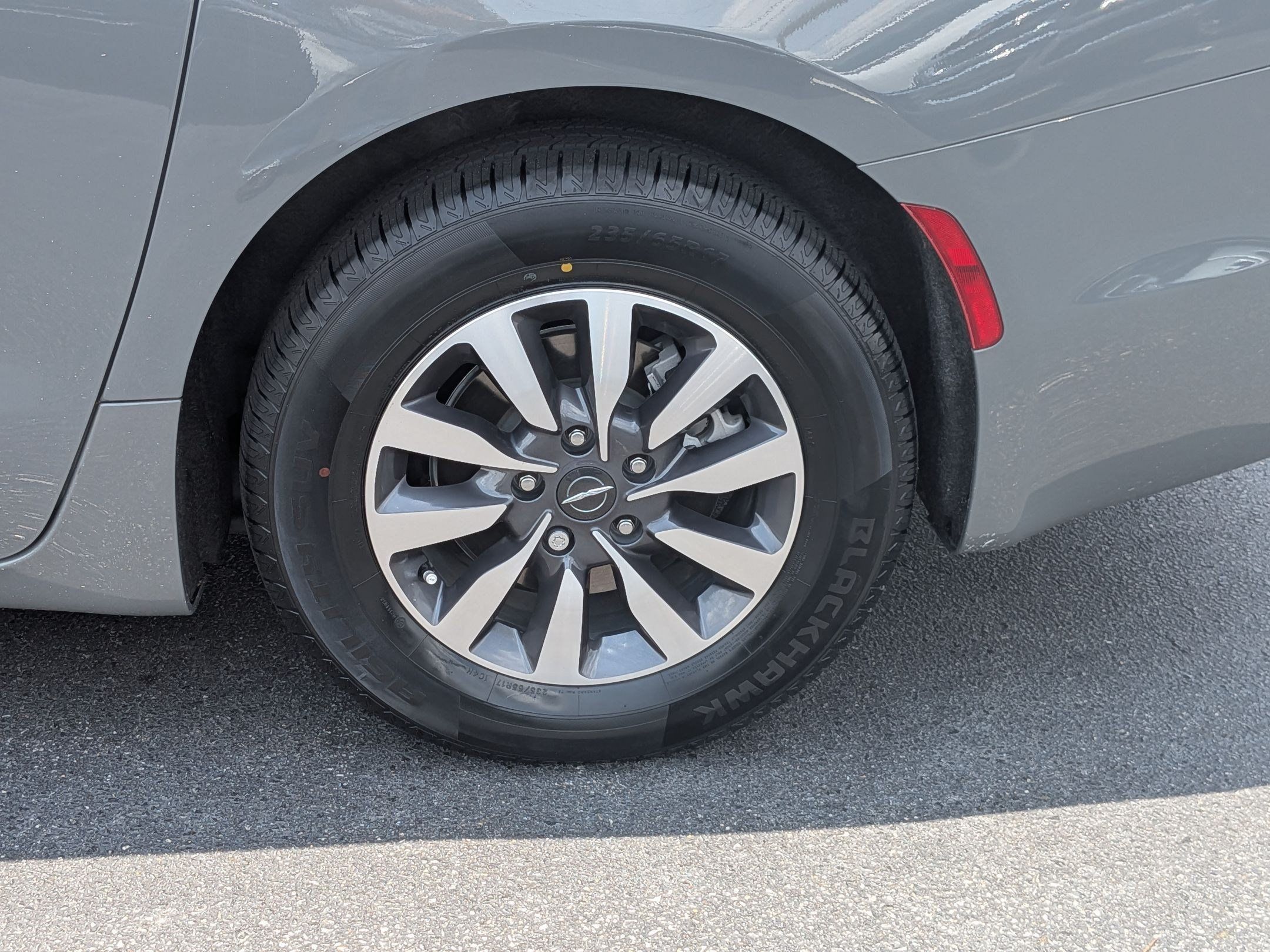 Used 2023 Chrysler Pacifica Touring-L FWD image 9