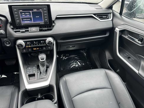 Used 2022 Toyota RAV4 XLE Premium image 18