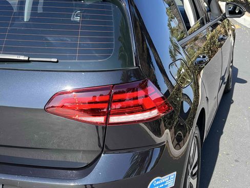 Used 2018 Volkswagen e-Golf SE w/ DC Fast Charging Package image 58