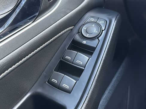 Used 2023 Chevrolet Traverse LT FWD image 19