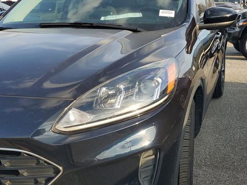 Used 2021 Ford Escape SE w/ SE Sport Appearance Package image 4