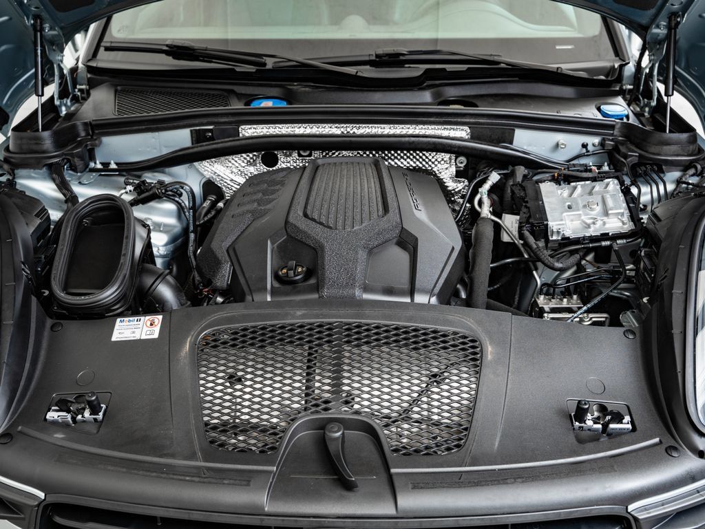 Used 2024 Porsche Macan AWD/4WD image 44