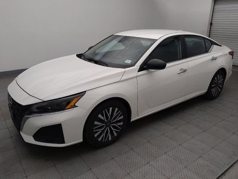 Used 2025 Nissan Altima 2.5 SV FWD image 2