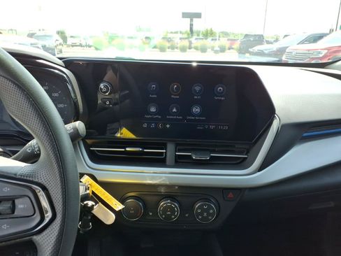 Used 2025 Chevrolet Trax LS w/ LS Convenience Package FWD image 7