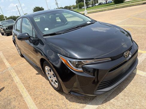 Used 2025 Toyota Corolla LE FWD image 6