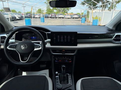 Used 2025 Volkswagen Taos SE AWD/4WD image 14