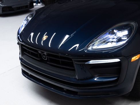 Certified 2023 Porsche Macan AWD/4WD image 31