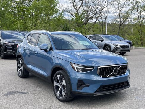 Used 2023 Volvo XC40 B5 Plus w/ Driver Assist Package AWD/4WD image 7