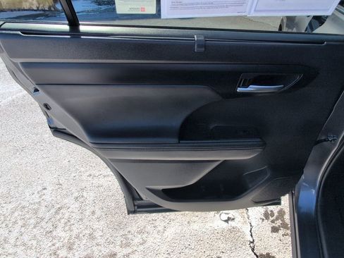 Used 2023 Toyota Highlander XLE image 14