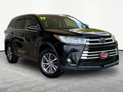 Used 2017 Toyota Highlander XLE AWD/4WD image 3