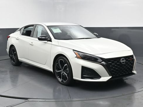 Used 2023 Nissan Altima 2.5 SR image 3