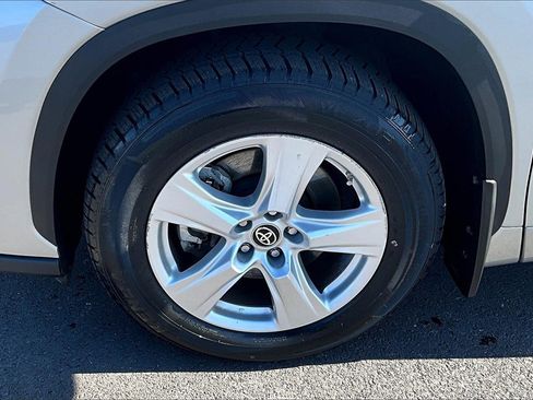 Used 2024 Toyota Highlander LE image 9