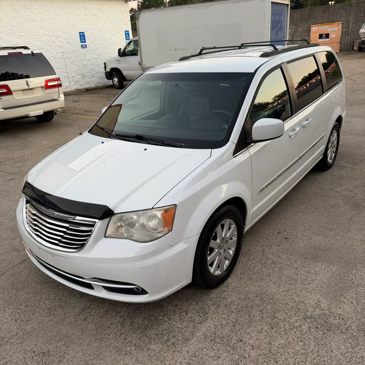 Used 2014 Chrysler Town & Country Touring FWD image 2