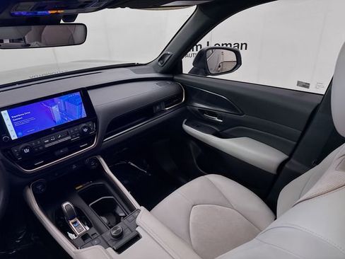 Used 2025 Toyota Grand Highlander image 24