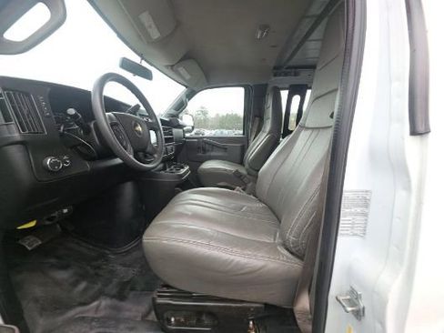 Used 2017 Chevrolet Express 3500 Extended image 6