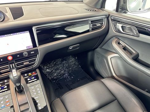 Certified 2025 Porsche Macan AWD/4WD image 21