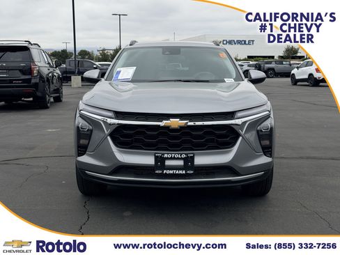 Used 2025 Chevrolet Trax LT FWD image 2