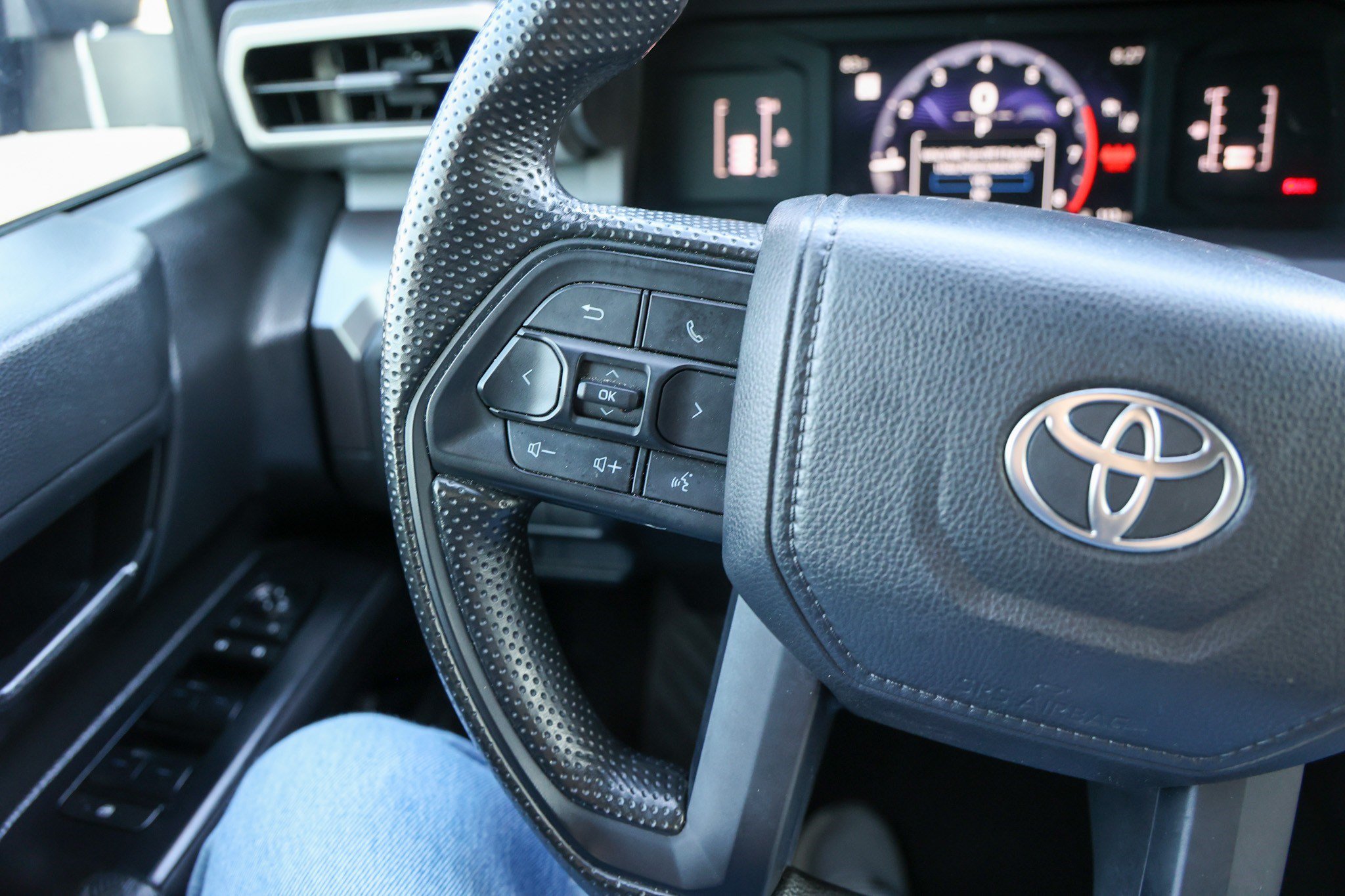Certified 2025 Toyota Tacoma SR5 AWD/4WD image 19