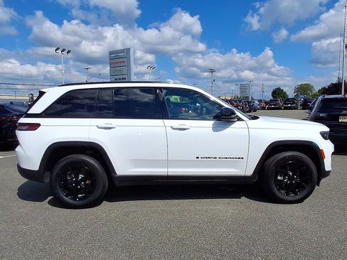 Used 2024 Jeep Grand Cherokee Altitude AWD/4WD image 32