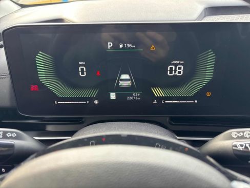 Used 2025 Kia Carnival EX image 17