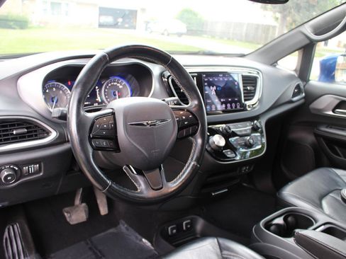 Used 2018 Chrysler Pacifica Touring-L Plus w/ S Appearance Package FWD image 16