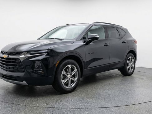 Used 2025 Chevrolet Blazer LT image 3