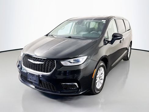 Used 2023 Chrysler Pacifica Touring-L image 4